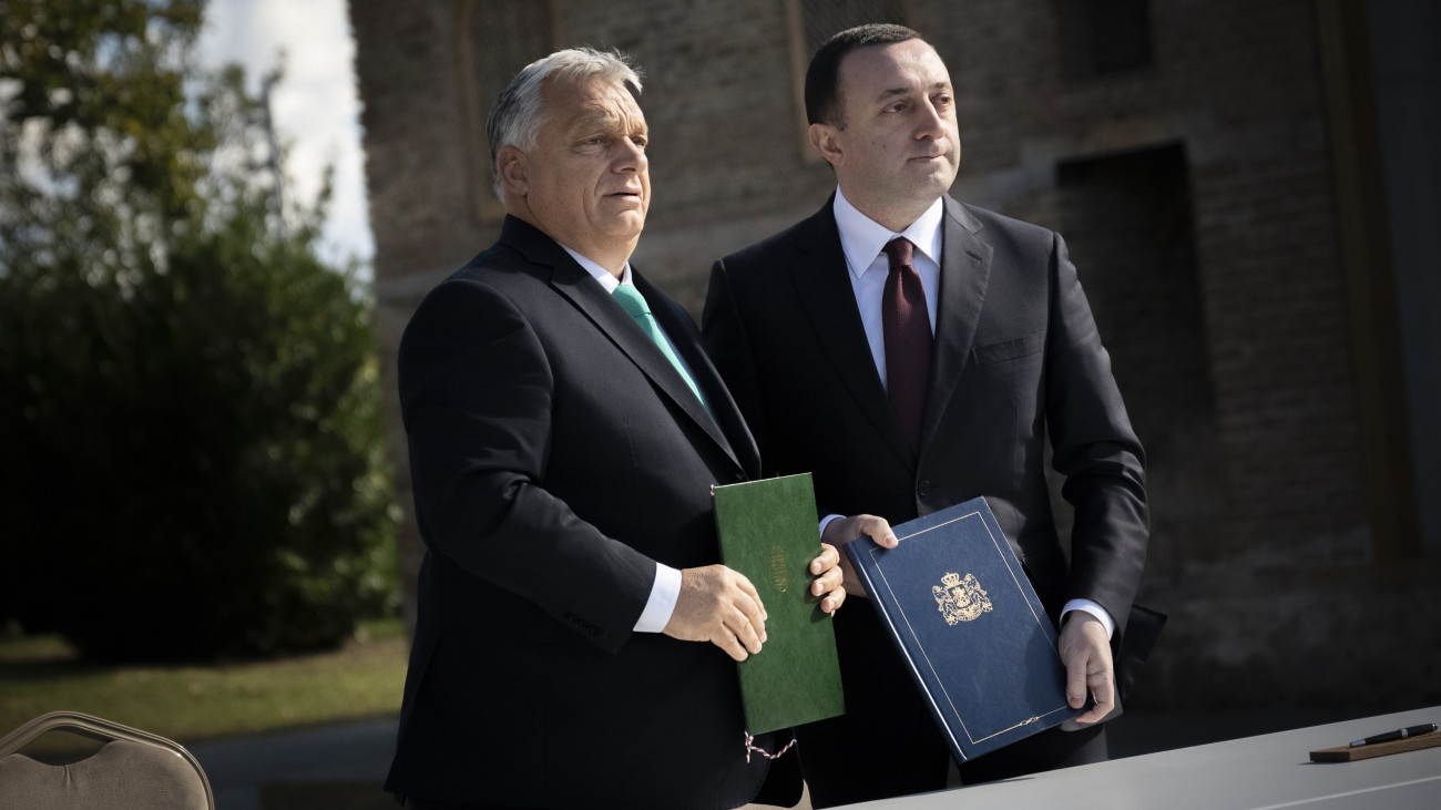 A Miniszterelnöki Sajtóiroda által közreadott képen Orbán Viktor magyar (b) és Irakli Garibasvili georgiai kormányfő, miután együttműködési megállapodást írt alá az első magyar-georgiai közös kormányülés után Telaviban 2023. október 12-én. 