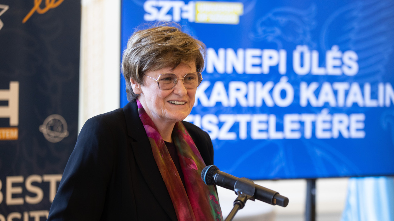 Karikó Katalin Nobel-díjas biokémikus beszédet mond a tiszteletére rendezett ünnepi ülésen a Szegedi Tudományegyetemen 2023. október 12-én.