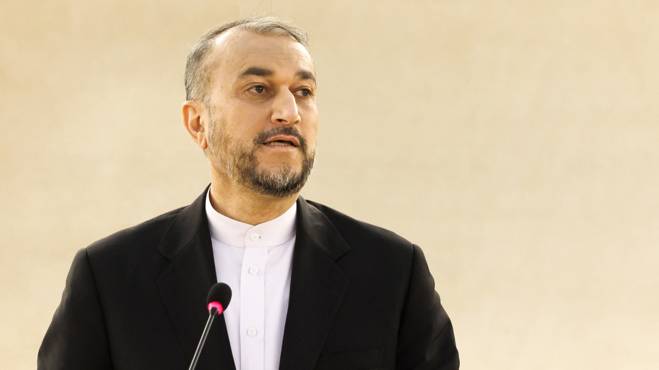 Hoszein Amir-Abdollahián iráni külügyminiszter felszólal az ENSZ Emberi Jogi Tanácsa 52. rendes ülésszakának nyitóülésén a világszervezet európai székházában, a svájci Genfben 2023. február 27-én.