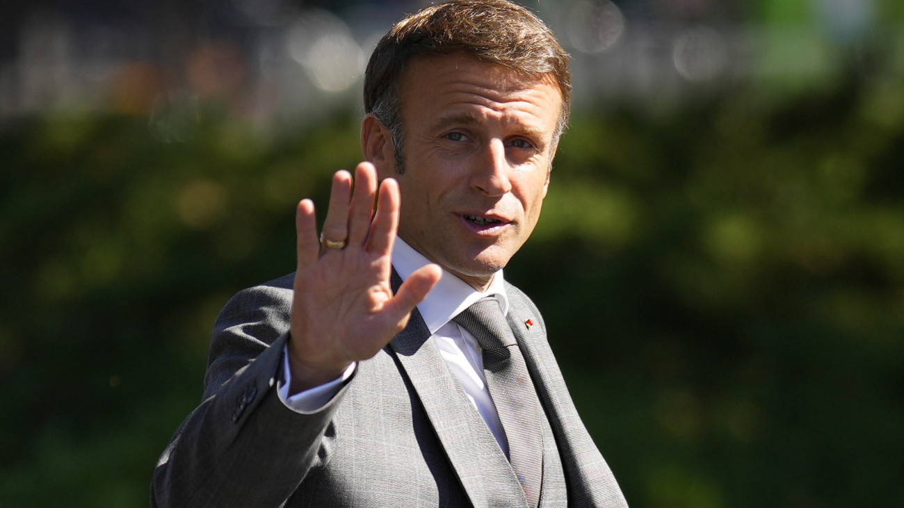Emmanuel Macron francia elnök az Európai Politikai Közösség (EPC) harmadik csúcstalálkozójára érkezik Granadában 2023. október 5-én. Az Európai Tanács soros elnökségét betöltő Spanyolország kormánya 47 állam, valamint az EU-s intézmények vezetőit hívta meg az EPC tanácskozására.