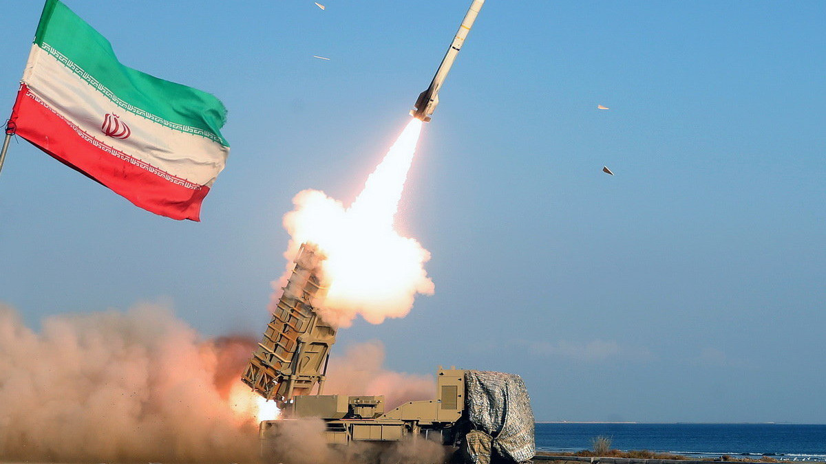 Az iráni hadsereg által közreadott képen rakétát lőnek ki a Perzsa-öbölt az Ománi-öböllel összekötő Hormuzi-szorosban tartott iráni hadgyakorlaton 2022. december 31-én.