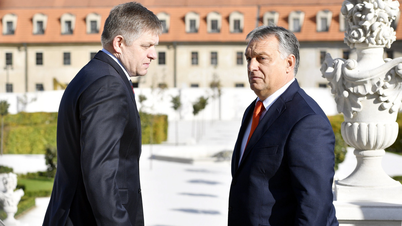 Robert Fico szlovák miniszterelnök (b) és Orbán Viktor miniszterelnök a kettős termékminőség gyakorlatának megszűntetéséért tartott uniós találkozó előtt a pozsonyi várban 2017. október 13-án.