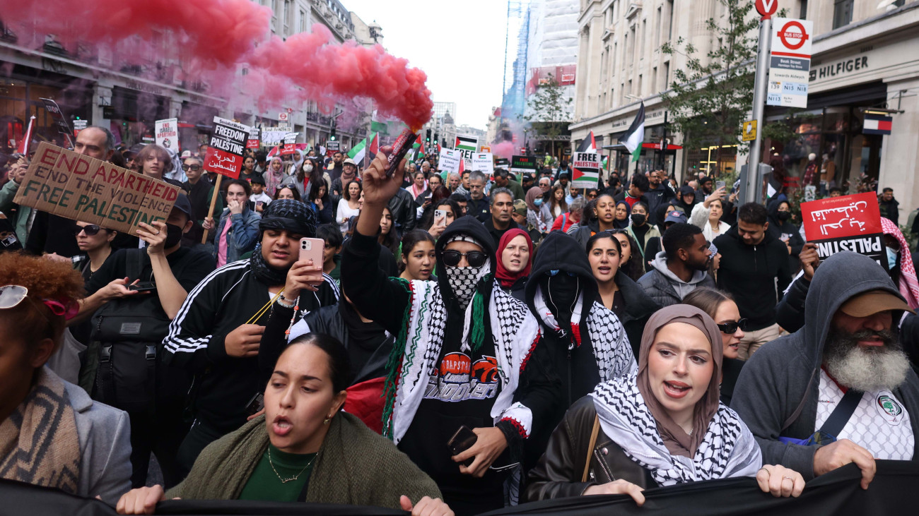 A palesztinokat támogató tüntetés Londonban 2023. október 14-én. A Gázai övezetet irányító Hamász palesztin iszlamista szervezet október 7-én többfrontos támadást indított Izrael ellen, ahol 1300 ember életét vesztette, a Hamász elleni izraeli válaszcsapások 2215 palesztin halálát okozták a Gázai övezetben.