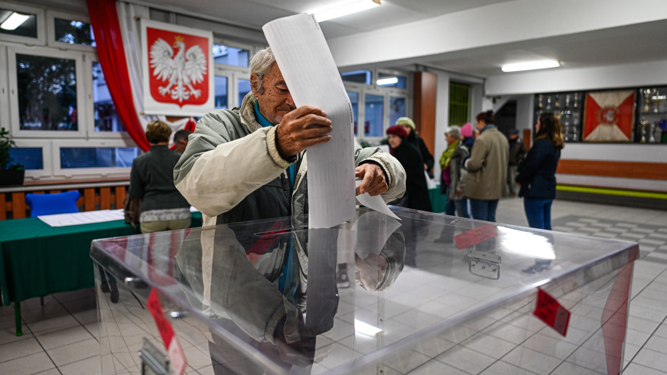 WARSAW, POLAND - OCTOBER 15: A man casts his ballot at a polling station during Polands parliamentary elections on October 15, 2023 in Warsaw, Poland. Poles are voting today to decide whether the ruling national conservative Law and Justice party (PiS), led by Jaroslaw Kaczynski, will govern for a third consecutive term, or whether a coalition of center-left, pro-European parties will be given the opportunity to form a government. Also on the ballot is a referendum introduced by the current government over EU migration reform. (Photo by Omar Marques/Getty Images)