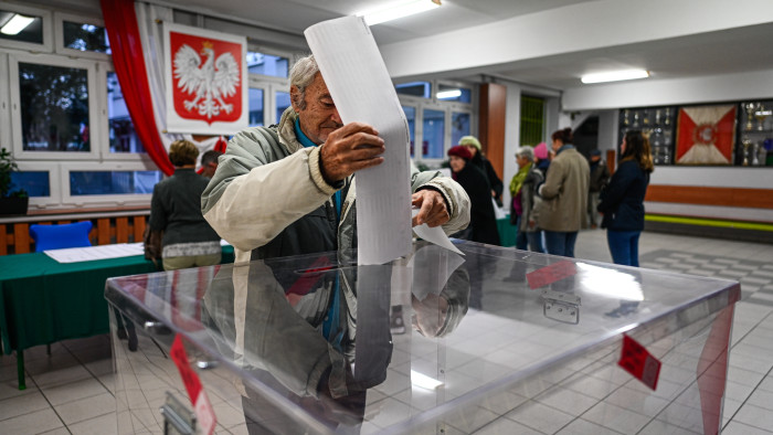 Zajlanak a parlamenti választások Lengyelországban, nagy a tét