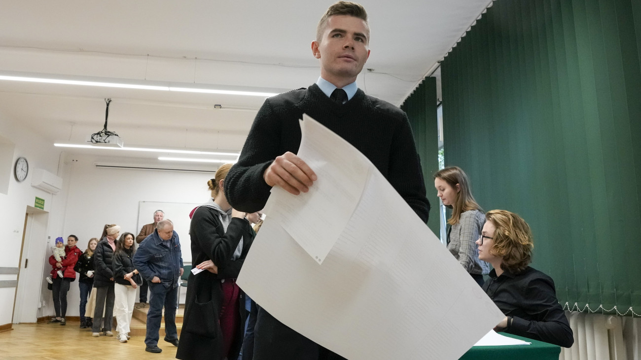 Szavazók a lengyel parlamenti választásokon Varsóban 2023. október 15-én. A választásokkal egy időben népszavazást is rendeznek az Európai Unió migrációs csomagjáról, az állami vagyon privatizációjáról, a nyugdíjkorhatárról, valamint a fehérorosz határon emelt acélkerítésről.