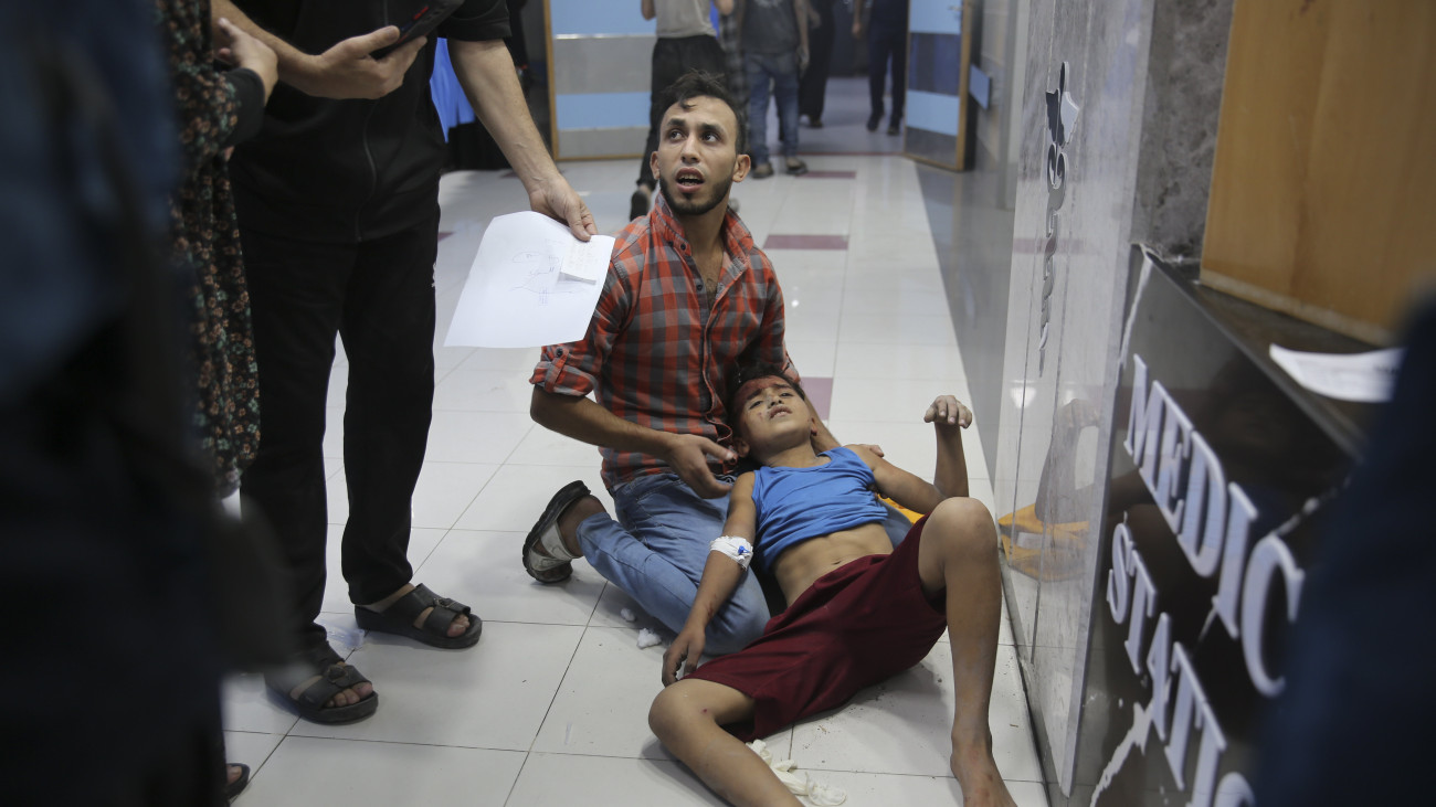 Izraeli légitámadásban megsebesült gyermek a gázai as-Sifa kórházban 2023. október 12-én. A Gázai övezetet irányító Hamász palesztin iszlamista szervezet október 7-én többfrontos támadást indított Izrael ellen, több mint 1200 izraeli életét vesztette, a Hamász elleni izraeli válaszcsapások közel 1200 ember halálát okozták a Gázai övezetben.
