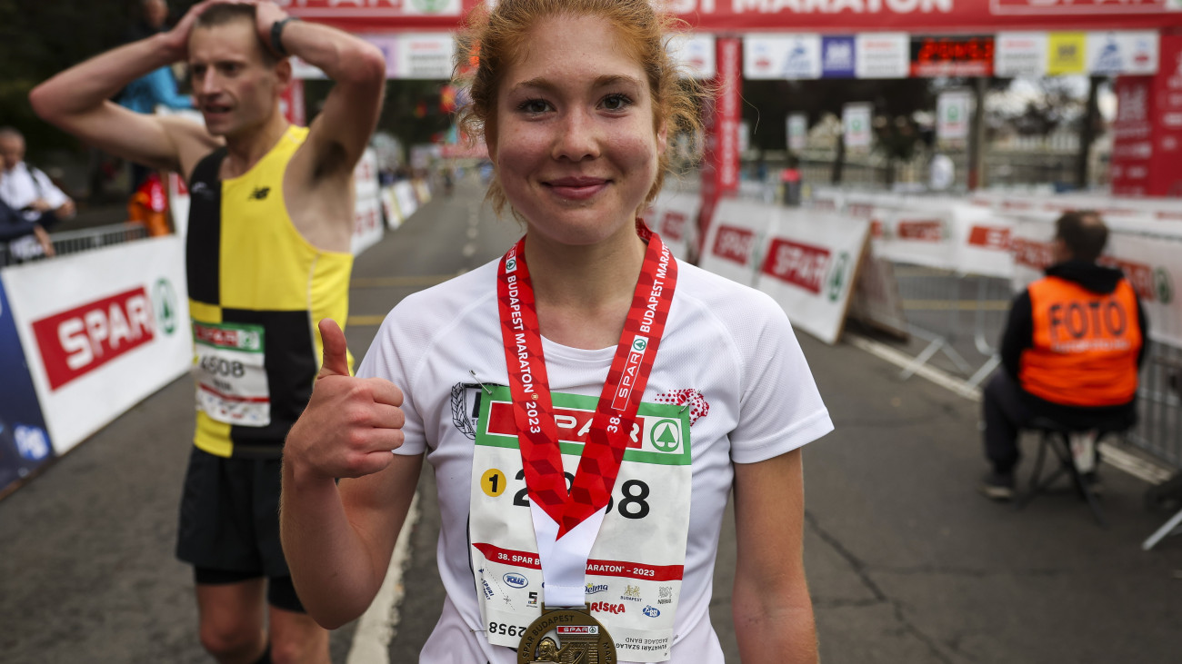 A női győztes, Barabás Eszter a célban a 38. Spar Budapest Maraton fesztiválon az újbudai Pázmány Péter sétányon 2023. október 15-én.