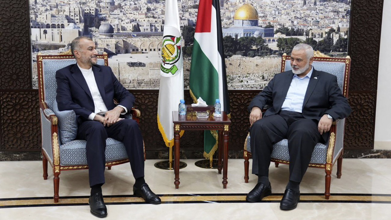 Az iráni külügyminisztérium által közreadott képen Hoszein Amir-Abdollahián iráni külügyminiszter (b) és Iszmáil Haníje, a Gázai övezetet irányító Hamász palesztin iszlamista szervezet vezetője a katari Dohában találkozik 2023. október 15-én.