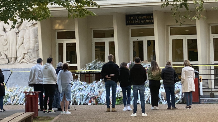 Több ezren emlékeztek a halálra késelt tanárra Franciaországban