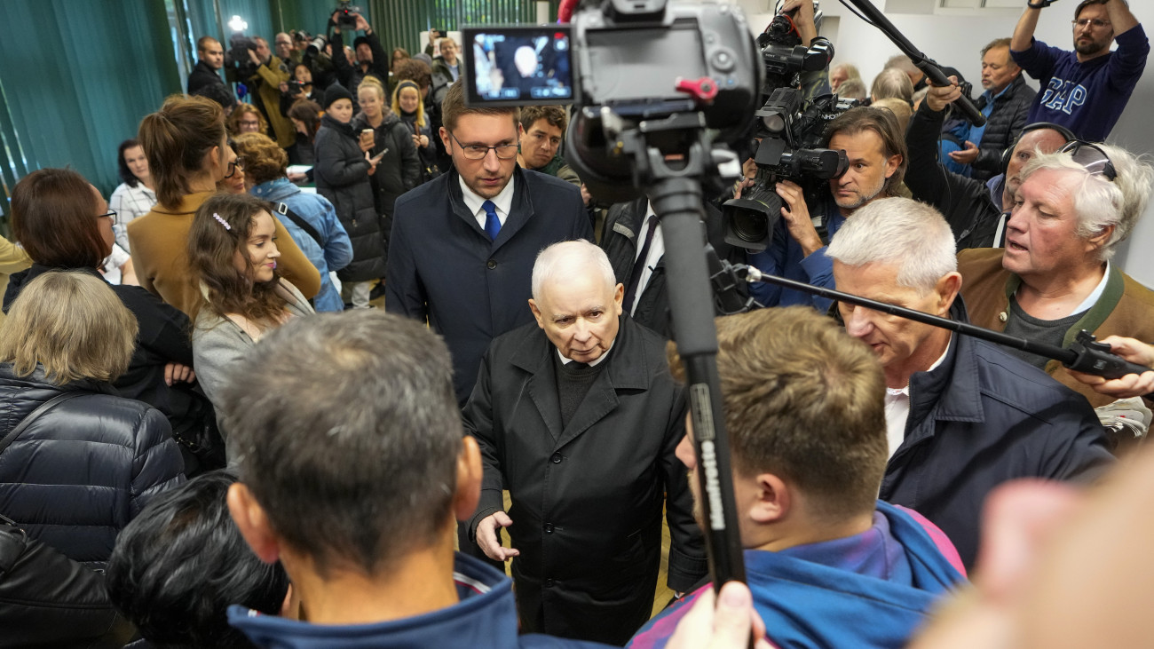 Jaroslaw Kaczynski lengyel miniszterelnök-helyettes, a Jog és Igazságosság Pártjának (PiS) elnöke (k) távozik egy varsói szavazóhelyiségből, miután szavazott a lengyel parlamenti választásokon 2023. október 15-én. A választásokkal egy időben népszavazást is rendeznek az Európai Unió migrációs csomagjáról, az állami vagyon privatizációjáról, a nyugdíjkorhatárról, valamint a fehérorosz határon emelt acélkerítésről.