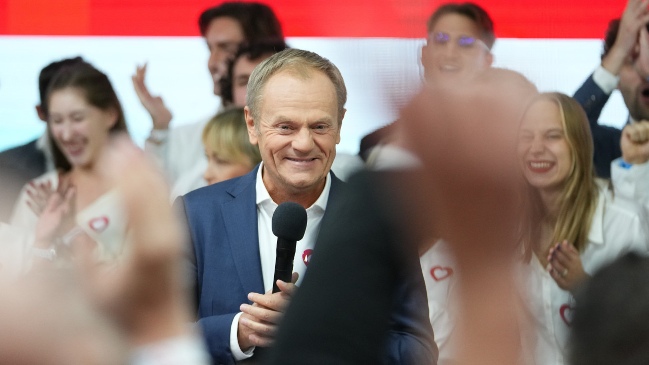 Donald Tusk, a fő lengyel ellenzéki erő, a Civil Platform (PO) párt elnöke szól támogatóihoz a lengyel parlamenti választások eredményváróján Varsóban 2023. október 15-én. A szavazók kikérdezésén alapuló közvélemény-kutatások szerint a PO a voksok 31,6 százalékának megszerzésével a második helyen végzett.