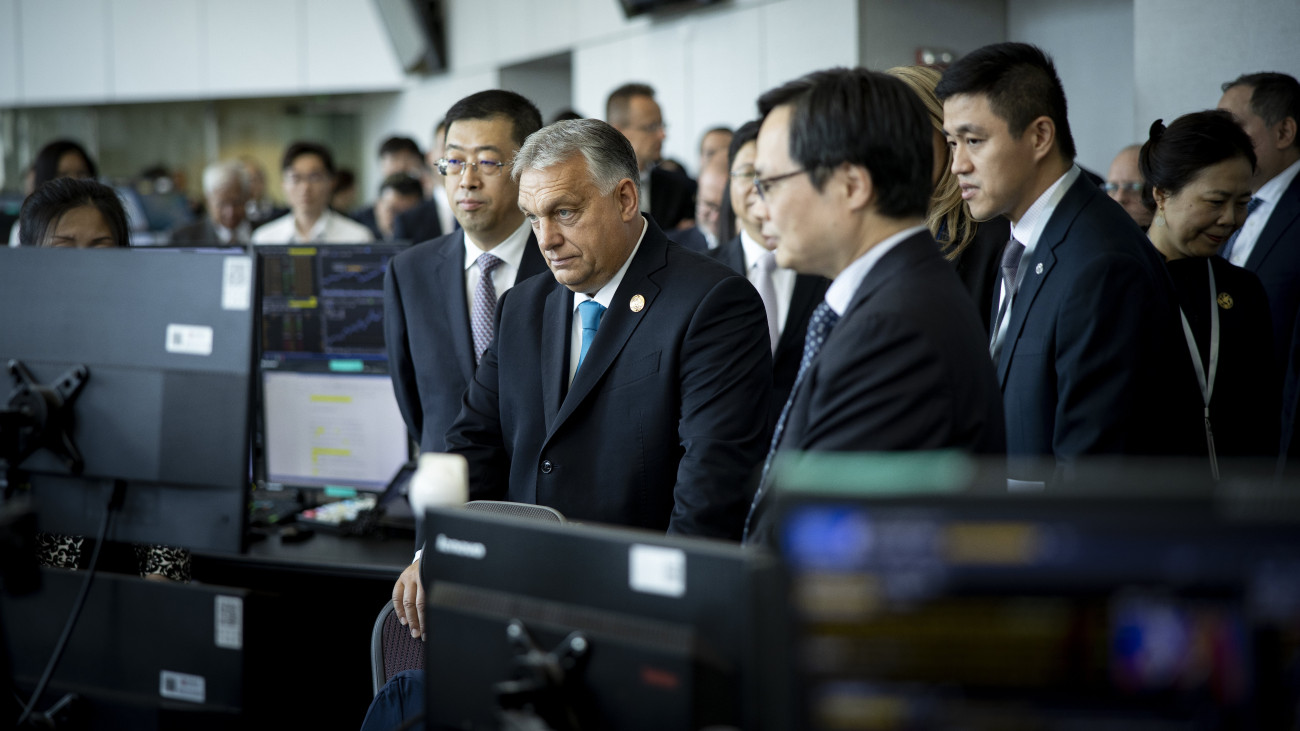 Peking, 2023. október 16.A Miniszterelnöki Sajtóiroda által közreadott képen Orbán Viktor miniszterelnök (k), mellette balra Kö Haj-csiao, a Bank of China elnöke a találkozójukon Pekingben 2023. október 16-án.