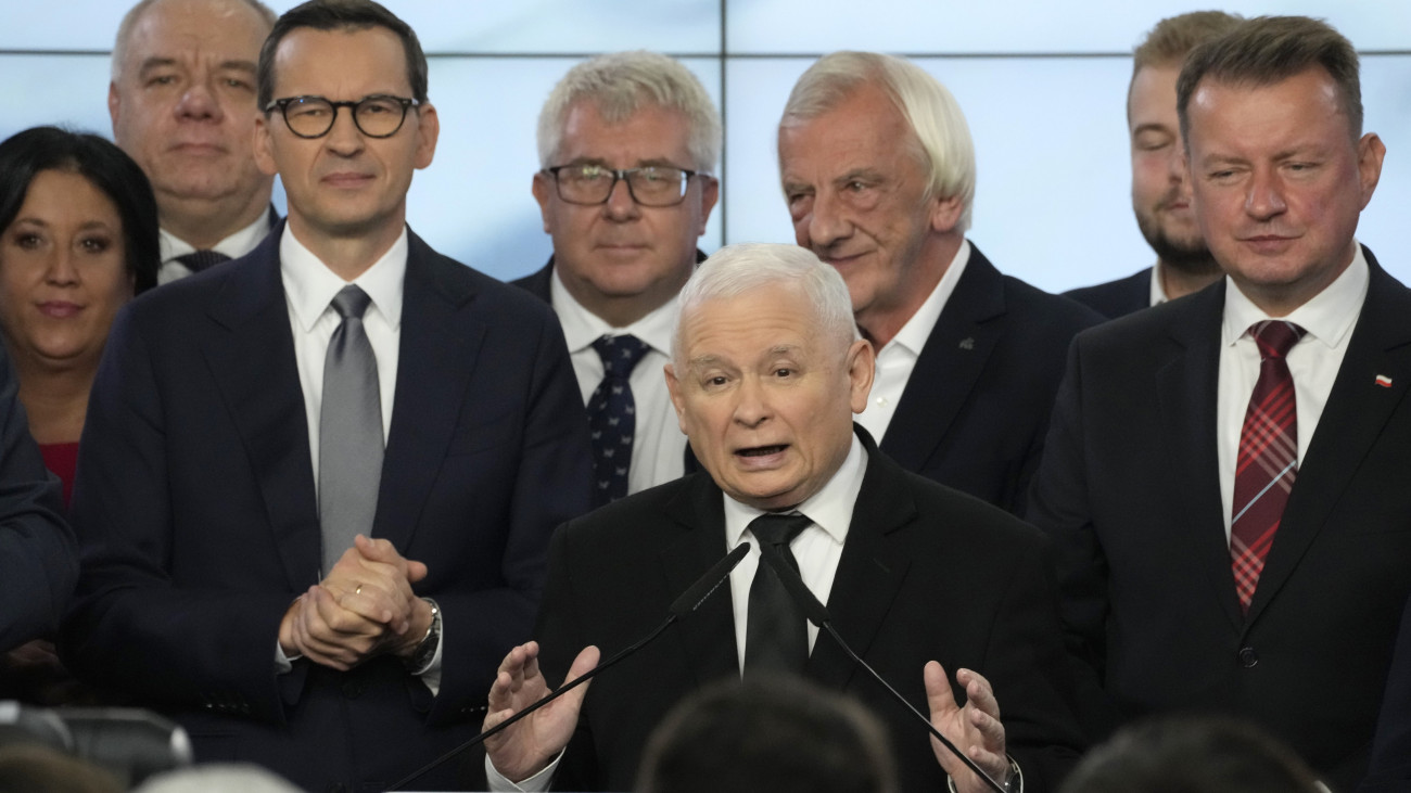 Jaroslaw Kaczynski lengyel miniszterelnök-helyettes, a Jog és Igazságosság Pártjának (PiS) elnöke szól támogatóihoz, a háttérben Mateusz Morawiecki miniszterelnök (b3) a lengyel parlamenti választások eredményváróján Varsóban 2023. október 15-én. A szavazók kikérdezésén alapuló közvélemény-kutatások szerint a PiS a voksok 36,8 százalékának megszerzésével győzött.
