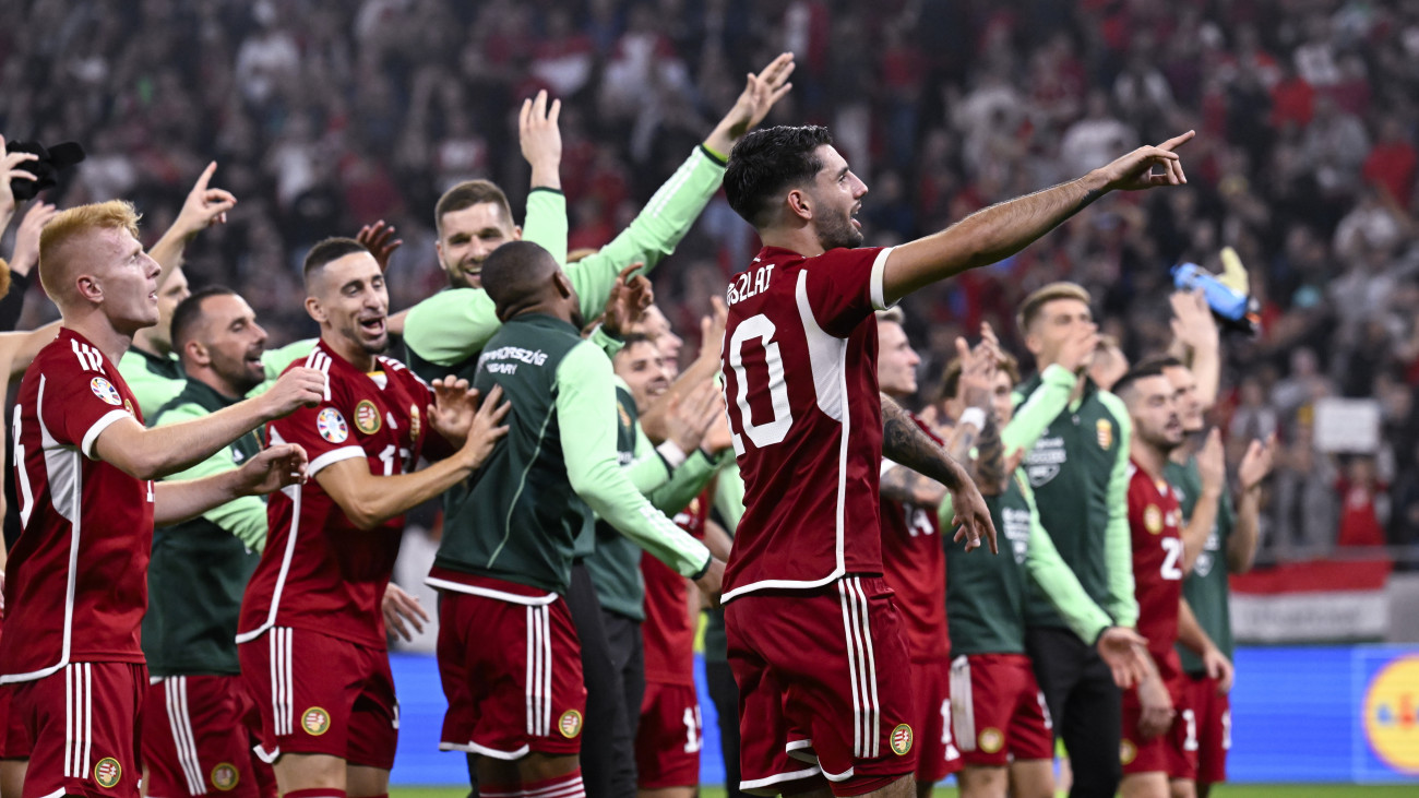 A magyar játékosok ünneplik győzelmüket a labdarúgó Európa-bajnoki selejtezők hetedik fordulójában, a G csoportban játszott Magyarország - Szerbia mérkőzés végén a Puskás Arénában 2023. október 14-én. A magyar válogatott 2-1-re győzött. Elöl Szoboszlai Dominik.