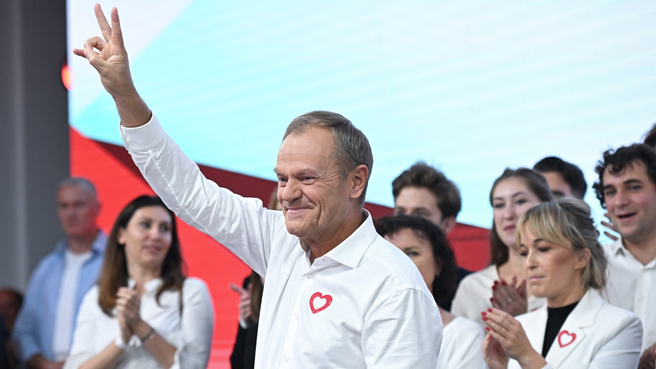 Donald Tusk, a fő lengyel ellenzéki erő, a Civil Platform (PO) párt elnöke integet a lengyel parlamenti választások eredményváróján Varsóban 2023. október 15-én. A szavazók kikérdezésén alapuló közvélemény-kutatások szerint a PO a voksok 31,6 százalékának megszerzésével a második helyen végzett.