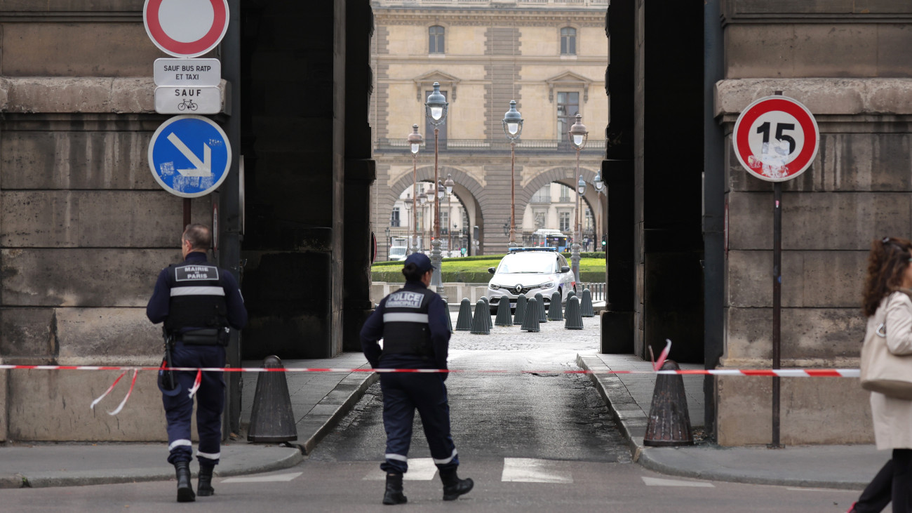 Rendőrkordon a párizsi Louvre múzeum környékén 2023. október 14-én, miután a rendőrség bombafenyegetés miatt kiüríttette a létesítményt és a Párizs melletti versailles-i kastélyt. A francia kormány megemelte a biztonsági készültségi szintet, mert az előző nap egy iszlamista férfi késsel megölt egy tanárnőt, két másik embert pedig megsebesített az észak-franciaországi Arras egyik gimnáziumában.