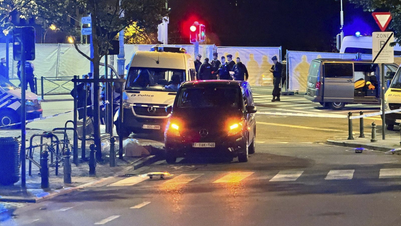Lövöldözés helyszínét zárják le rendőrök Brüsszelben 2023. október 16-án. A belga rendőrség szerint két ember életét vesztette.