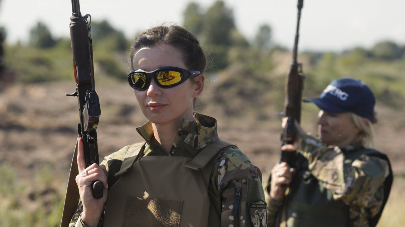 Ukrán női alakulat tagjai új katonai egyenruhájukat tesztelik kiképzésükön egy Kijev melletti lőtéren 2023. július 12-én.