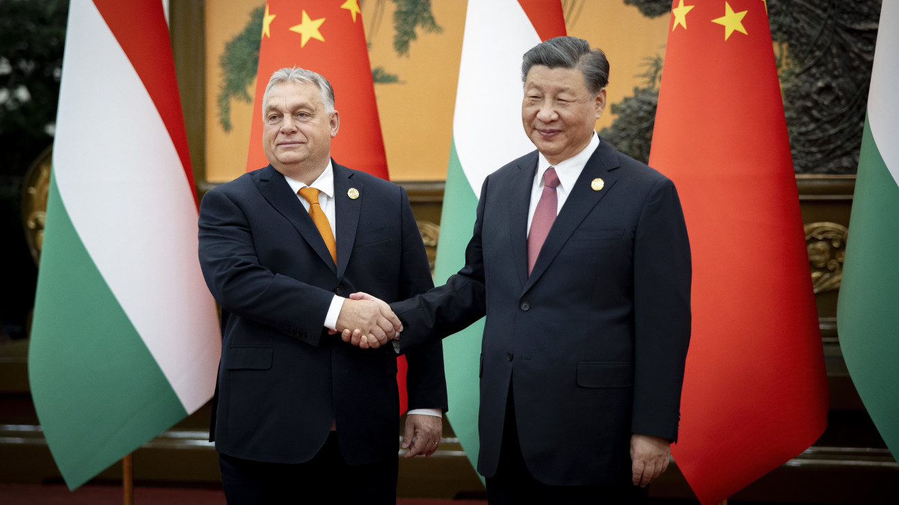 A Miniszterelnöki Sajtóiroda által közreadott képen Orbán Viktor miniszterelnököt (b) fogadja Hszi Csin-ping kínai elnök (j) Pekingben 2023. október 17-én.
