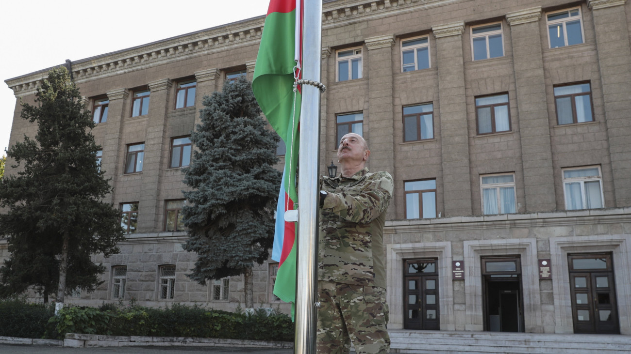 Ilham Aliyev azerbajdzsáni elnök felvonja hazája zászlaját Sztyepanakertben, azeri nyelven Khankendiben, az Azerbajdzsánhoz tartozó, de egyoldalúan kikiáltott, örmények lakta Hegyi-Karabah Köztársaság fővárosában 2023. október 15-én. Aliyev Hegyi-Karabahba látogatott, miután az Azerbajdzsán által indított szeptember 19-i villámoffenzíva eredményeképpen országa visszanyerte a teljes ellenőrzést a szakadár terület fölött.