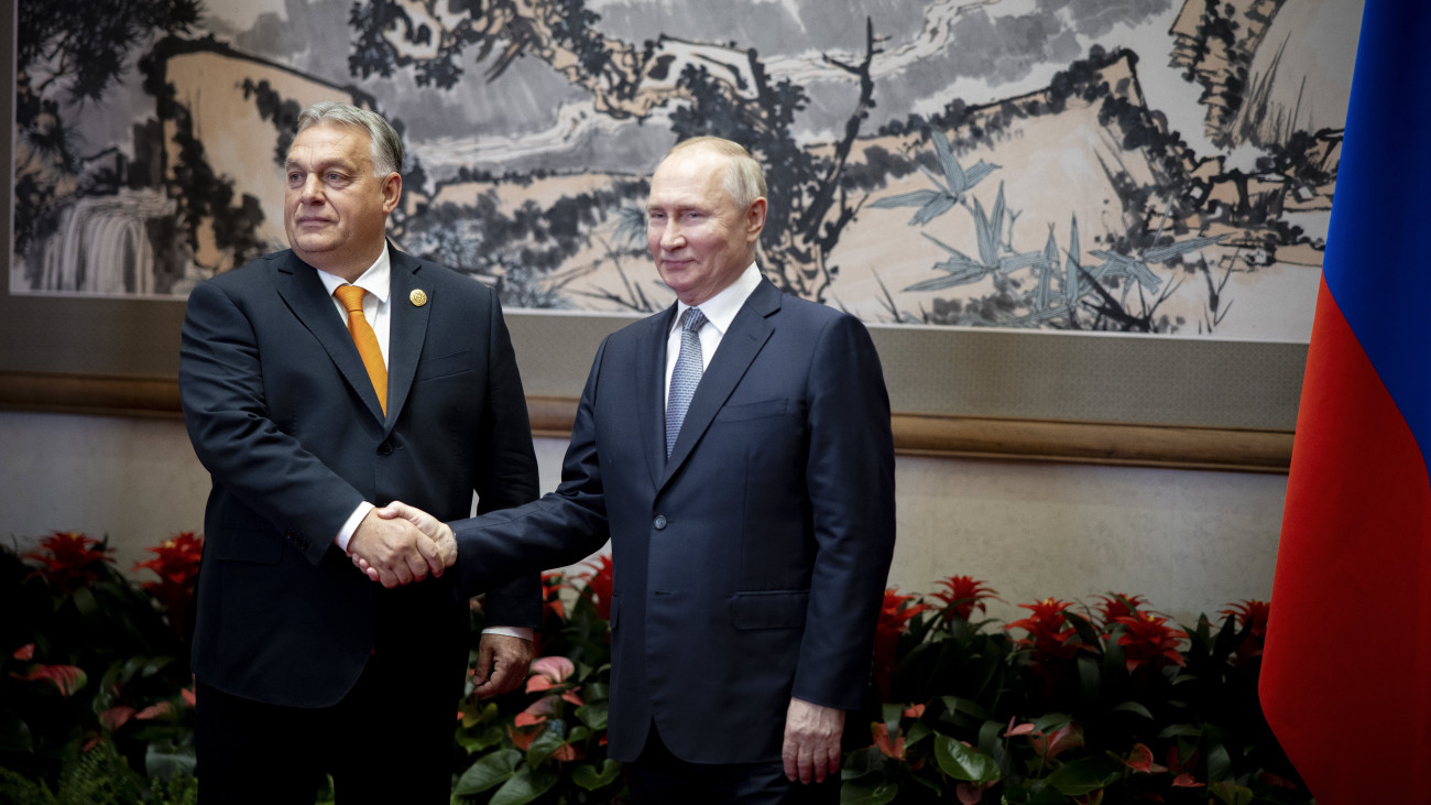 A Miniszterelnöki Sajtóiroda által közreadott képen Orbán Viktor miniszterelnök (b) és Vlagyimir Putyin orosz elnök (j) kétoldalú tárgyalásuk előtt Pekingben 2023. október 17-én. Orbán Viktor és Vlagyimir Putyin az Övezet és út elnevezésű nemzetközi együttműködési fórum harmadik csúcstalálkozójára érkezett a kínai fővárosba.
