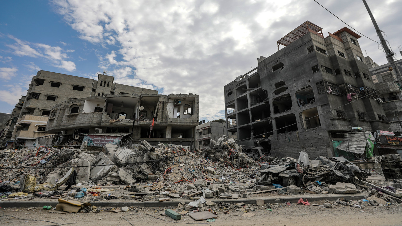 Izraeli légitámadásban összedőlt ház romjai Gázában 2023. október 16-án. A Gázai övezetet irányító Hamász palesztin iszlamista szervezet október 7-én többfrontos támadást indított Izrael ellen, ahol több mint 1300 ember életét vesztette. A Hamász elleni izraeli válaszcsapások több mint 2700 palesztin halálát okozták a Gázai övezetben.