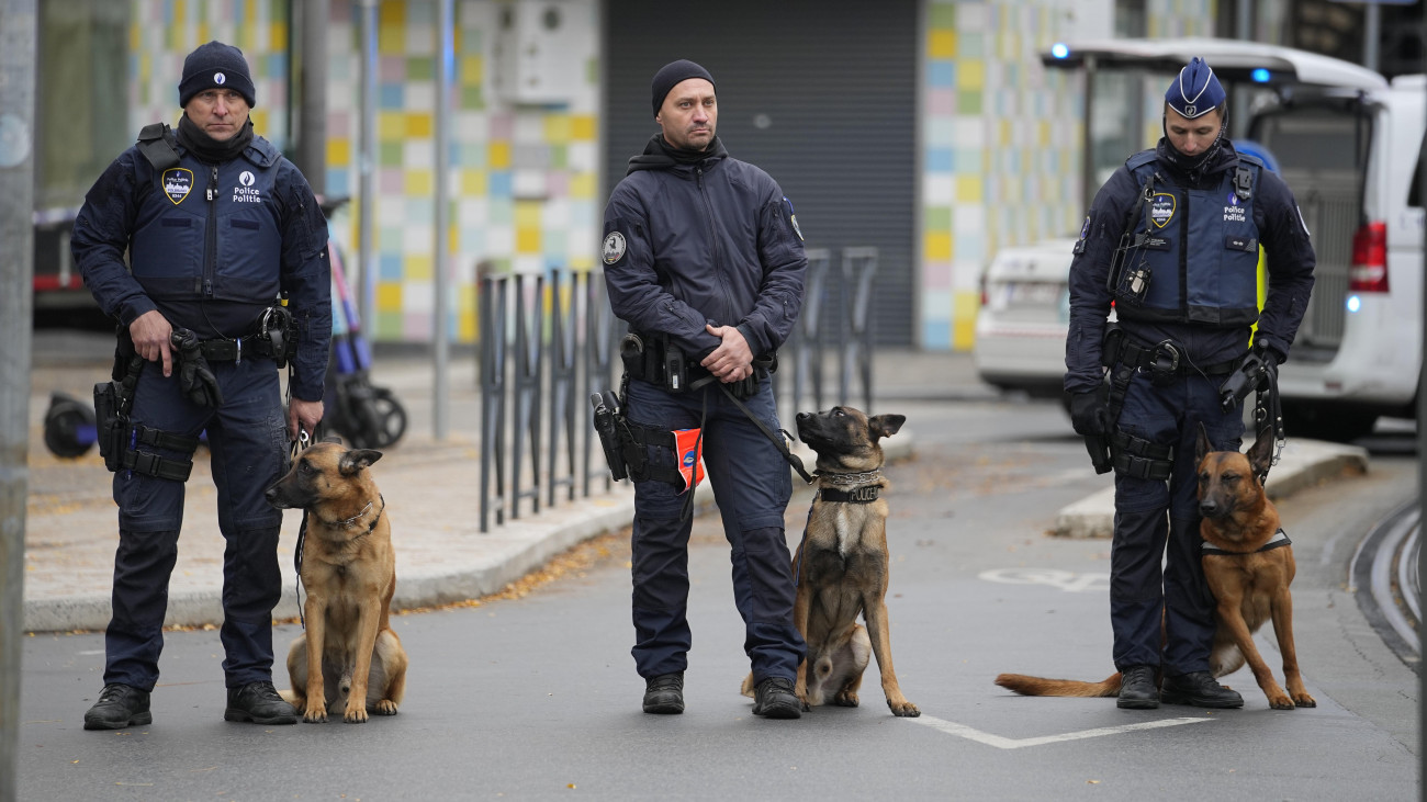 Rendőrök Brüsszel Schaerbeek nevű negyedében, amelynek egyik kávézójában a hatóságok lelőttek egy felfegyverzett tunéziai menedékkérőt 2023. október 17-én. A gyanú szerint a veszélyes egyénként és emberkereskedőként nyilvántartott 45 éves férfi az elkövetője az előző napi brüsszeli iszlamista támadásnak. Október 16-án este egy iszlamista merénylő két svéd fociszurkolót lőtt agyon Brüsszelben, egy harmadik személyt megsebesített. A belga fővárosban a legmagasabb szintre emelték a terrorkészültséget.
