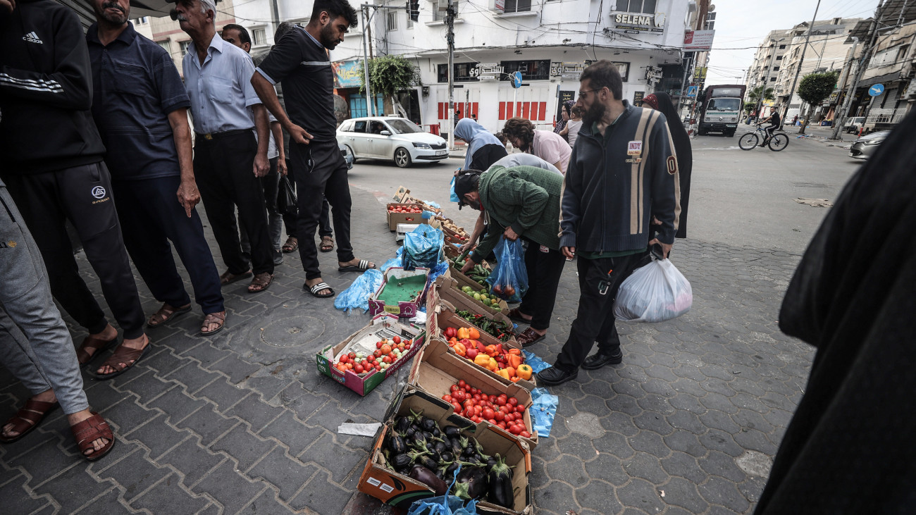 GAZA CITY, GAZA - OCTOBER 17: Palestinians shop from a street vendor after Israeli authorities have ceased supplying electricity, water and food as Israeli airstrikes continue in Gaza Strip on October 17, 2023. (Photo by Ali Jadallah/Anadolu via Getty Images)