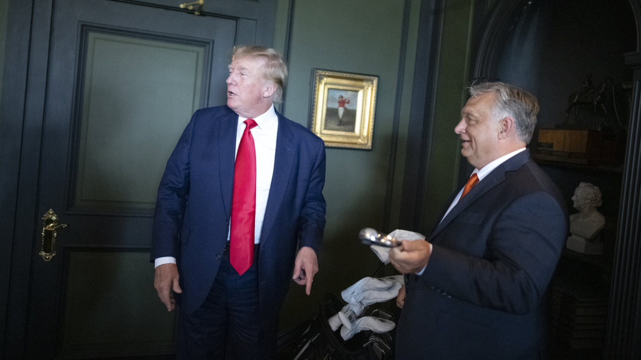 A Miniszterelnöki Sajtóiroda által közreadott képen Orbán Viktor miniszterelnök (j) és Donald Trump (b) találkozója a korábbi amerikai elnök New Jersey állambeli bedminsteri birtokán 2022. augusztus 2-án.