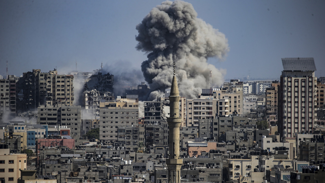 Izraeli légitámadás Gázában 2023. október 15-én. A Gázai övezetet irányító Hamász palesztin iszlamista szervezet október 7-én többfrontos támadást indított Izrael ellen, ahol több mint 1300 ember életét vesztette. A Hamász elleni izraeli válaszcsapások több mint 2300 palesztin halálát okozták a Gázai övezetben.