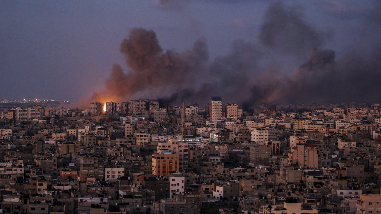Izraeli rakéta csapódik be Gázába 2023. október 12-én. A Gázai övezetet irányító Hamász palesztin iszlamista szervezet október 7-én többfrontos támadást indított Izrael ellen, több mint 1200 izraeli életét vesztette, a Hamász elleni izraeli válaszcsapások közel 1200 ember halálát okozták a Gázai övezetben.