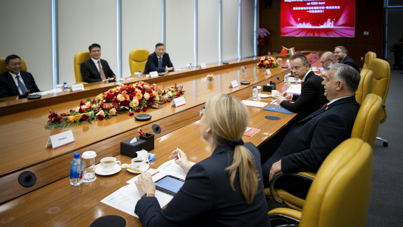 A Miniszterelnöki Sajtóiroda által közreadott képen Orbán Viktor miniszterelnök (j2) a Kínai Ipari és Kereskedelmi Bank (ICBC) vezetőivel folytatott tárgyaláson Pekingben 2023. október 18-án. Orbán Viktorral szemben Csen Sze-king, az ICBC elnöke (b), mellette Szijjártó Péter külgazdasági és külügyminiszter (j3), Lantos Csaba energiaügyi miniszter (j4) és Orbán Balázs, a miniszterelnök politikai igazgatója (j5).