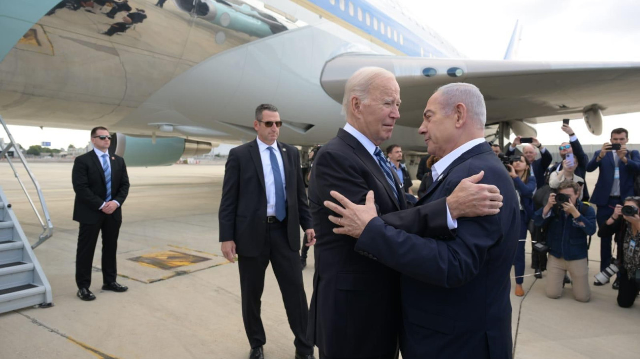 Joe Biden ölelésekkel érkezett Izraelbe – videó