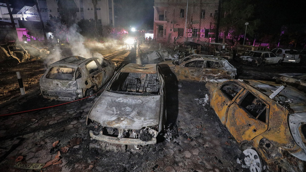 Megsemmisült járművek a gázai Al-Ahli baptista kórháznál, miután az épületet rakétatámadás érte 2023. október 17-én. Az izraeli hadsereg szóvivője szerint az Iszlám Dzsihád terrorszervezet elhibázott rakétakilövése okozta a kórházi robbanást, amelynek legkevesebb ötszáz halálos áldozata, illetve sebesültje van.