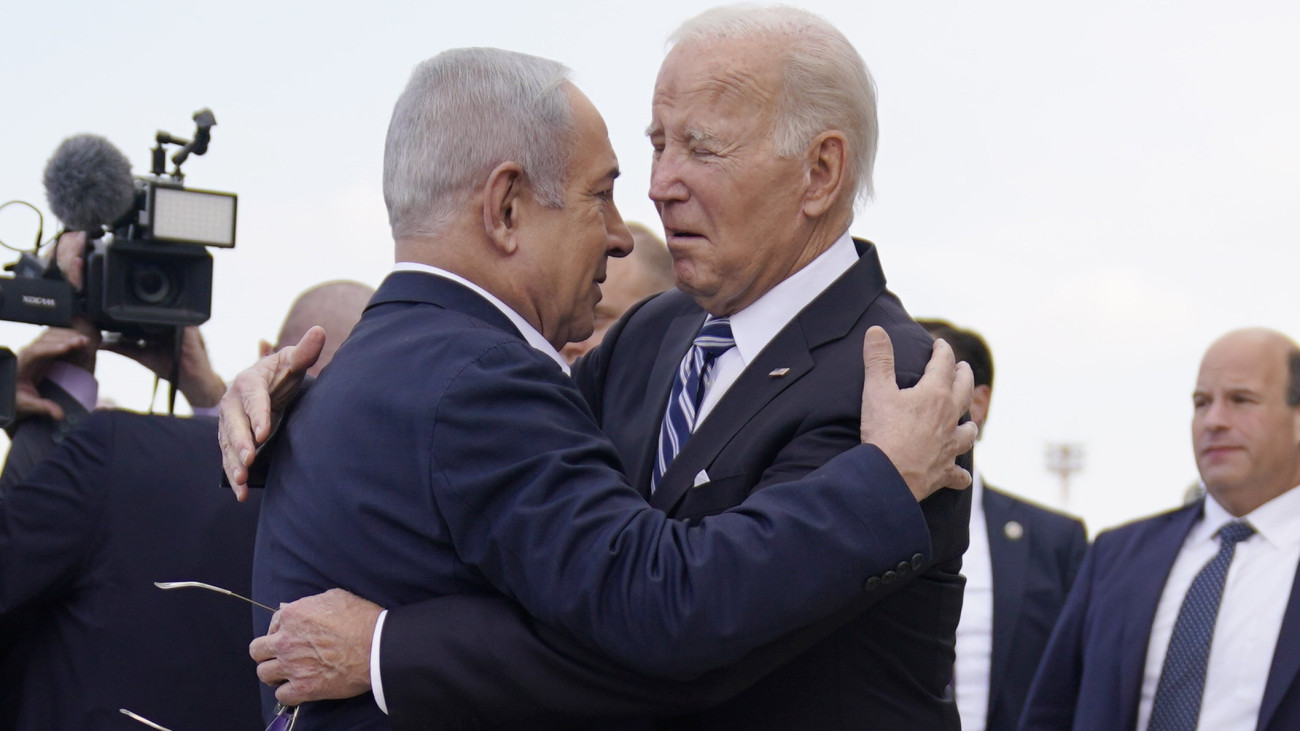 Joe Biden amerikai elnököt (j) fogadja Benjámin Netanjahu izraeli miniszterelnök a tel-avivi Ben Gurion Nemzetközi Repülőtéren 2023. október 18-án.