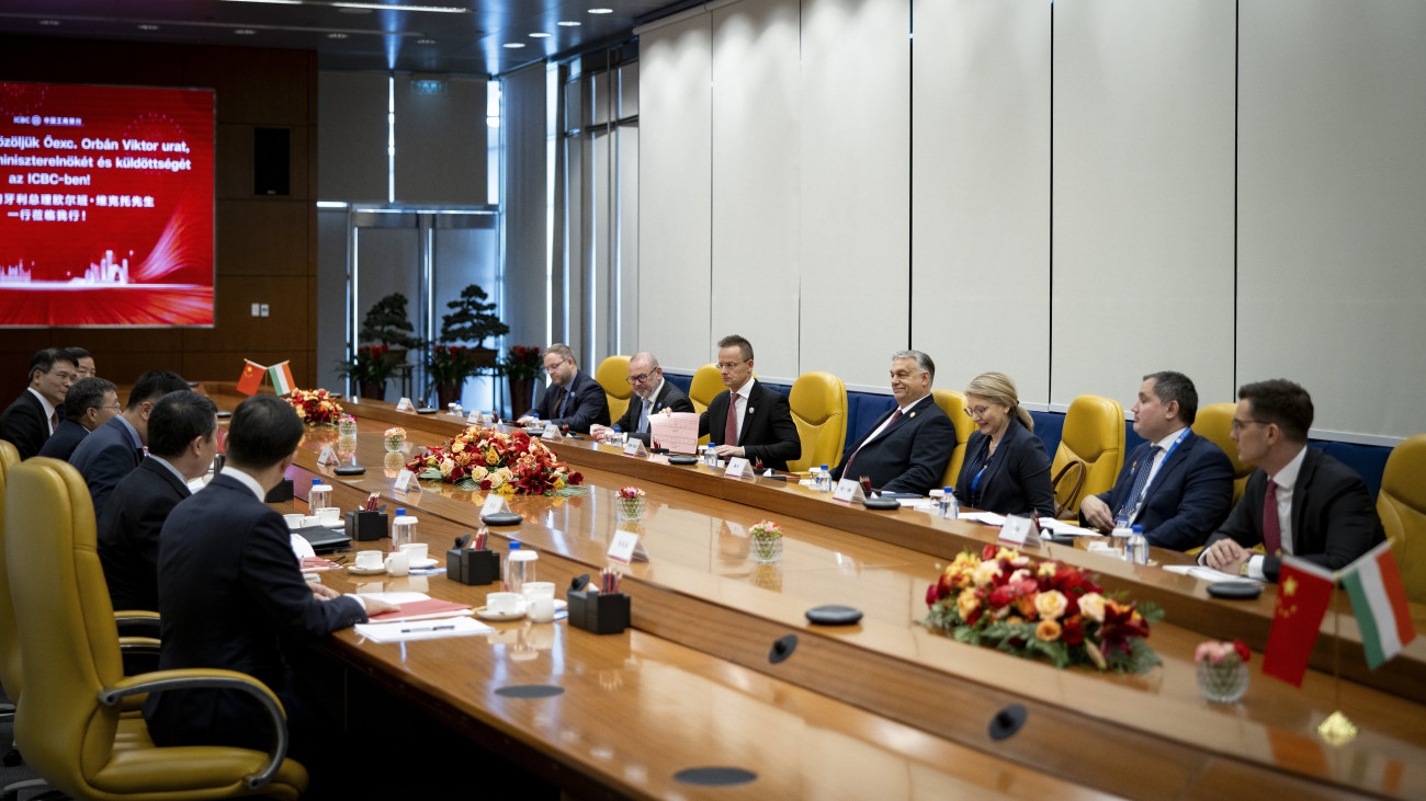 A Miniszterelnöki Sajtóiroda által közreadott képen Orbán Viktor miniszterelnök (j4) a Kínai Ipari és Kereskedelmi Bank (ICBC) vezetőivel tárgyal Pekingben 2023. október 18-án. Orbán Viktorral szemben Csen Sze-king, az ICBC elnöke (b4), mellette Szijjártó Péter külgazdasági és külügyminiszter (j5), Lantos Csaba energiaügyi miniszter (j6), Orbán Balázs, a miniszterelnök politikai igazgatója (j7) és Nagy Márton gazdaságfejlesztési miniszter (j2).