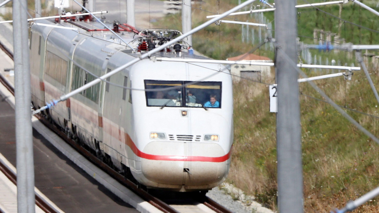 Karsdorf, 2014. szeptember 1.Kísérleti nagy sebességű InterCity expresszvonat az Unstrut-völgyhídon, a németországi Karsdorf közelében 2014. szeptember 1-jén. A német állami vasúttársaság, a Deutsche Bahn ezen a napon kezdte meg a nagy sebességű szerelvények próbafuttatását az újonnan megépített Erfurt-Lipcse/Halle-vonalon. A menetrendszerű közlekedés várhatóan 2015 decemberében indul meg. (MTI/EPA/Jan Woitas)