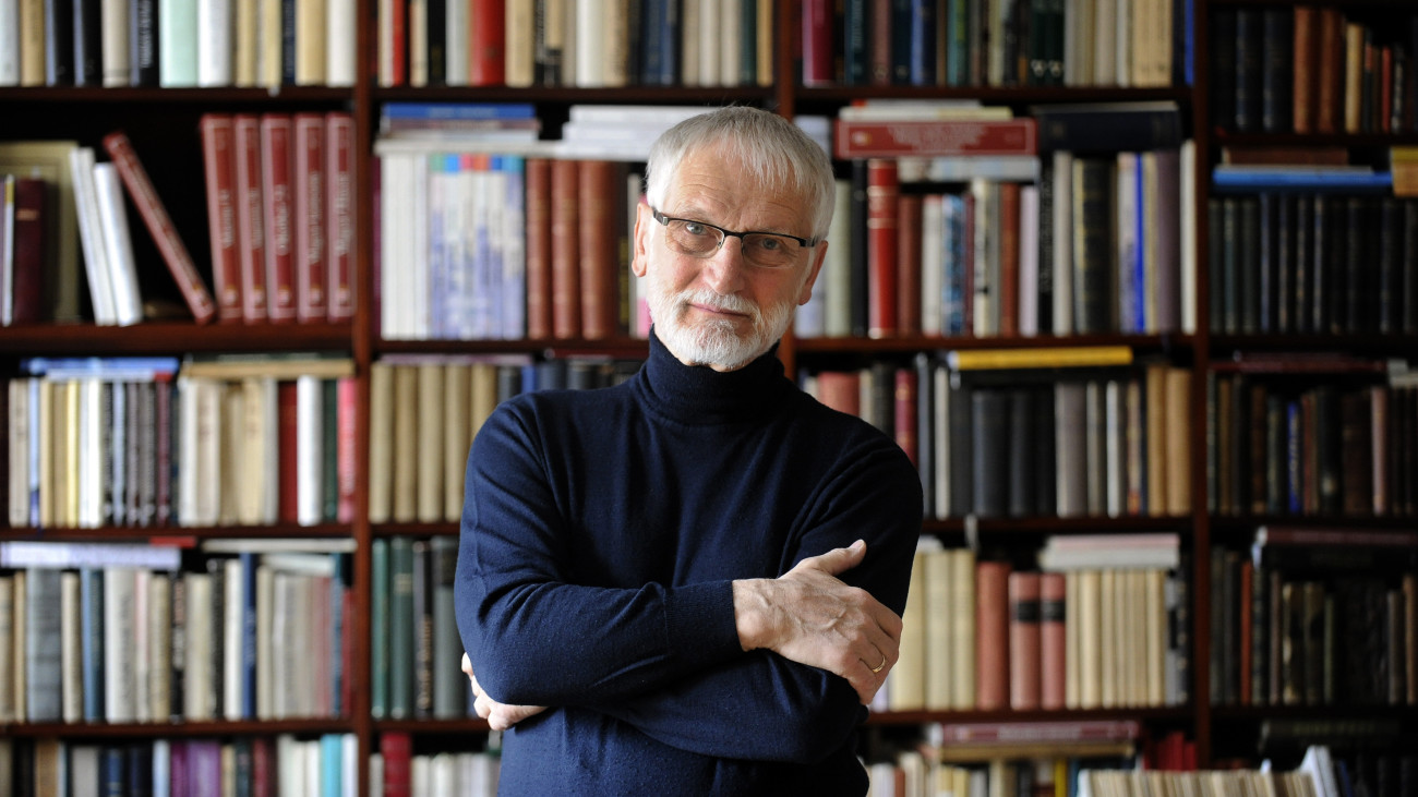 A Kossuth-díjjal idén kitüntetett Szigethy Gábor színháztörténész, rendező, egyetemi tanár budapesti otthonában 2019. május 9-én.
