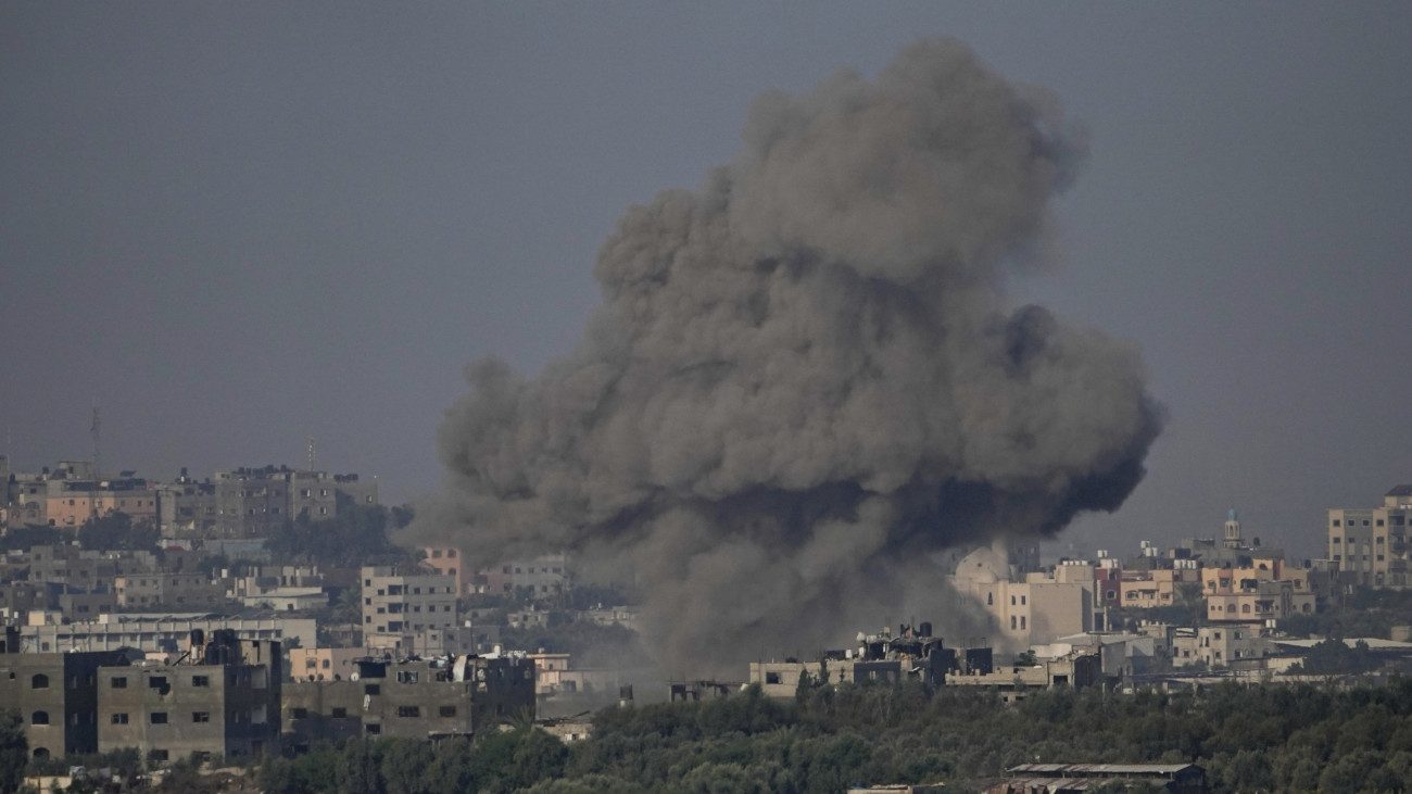 Füst tör a magasba egy izraeli légitámadás után a Gázai övezetben Dél-Izraelből fotózva 2023. október 18-án. A Gázai övezetet irányító Hamász palesztin iszlamista szervezet október 7-én többfrontos támadást indított Izrael ellen, ahol több mint 1400 ember életét vesztette. A Hamász elleni izraeli válaszcsapások több mint 2800 palesztin halálát okozták, a sebesültek száma pedig meghaladja a 12 ezret a Gázai övezetben.