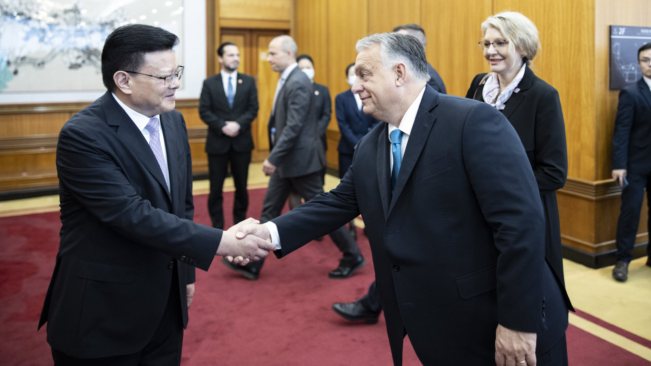 A Miniszterelnöki Sajtóiroda által közreadott képen Orbán Viktor miniszterelnököt (j) fogadja Meng Fanli, a Sencsen Városi Pártbizottság titkára (b) megbeszélésük előtt a dél-kínai Sencsenben 2023. október 19-én.