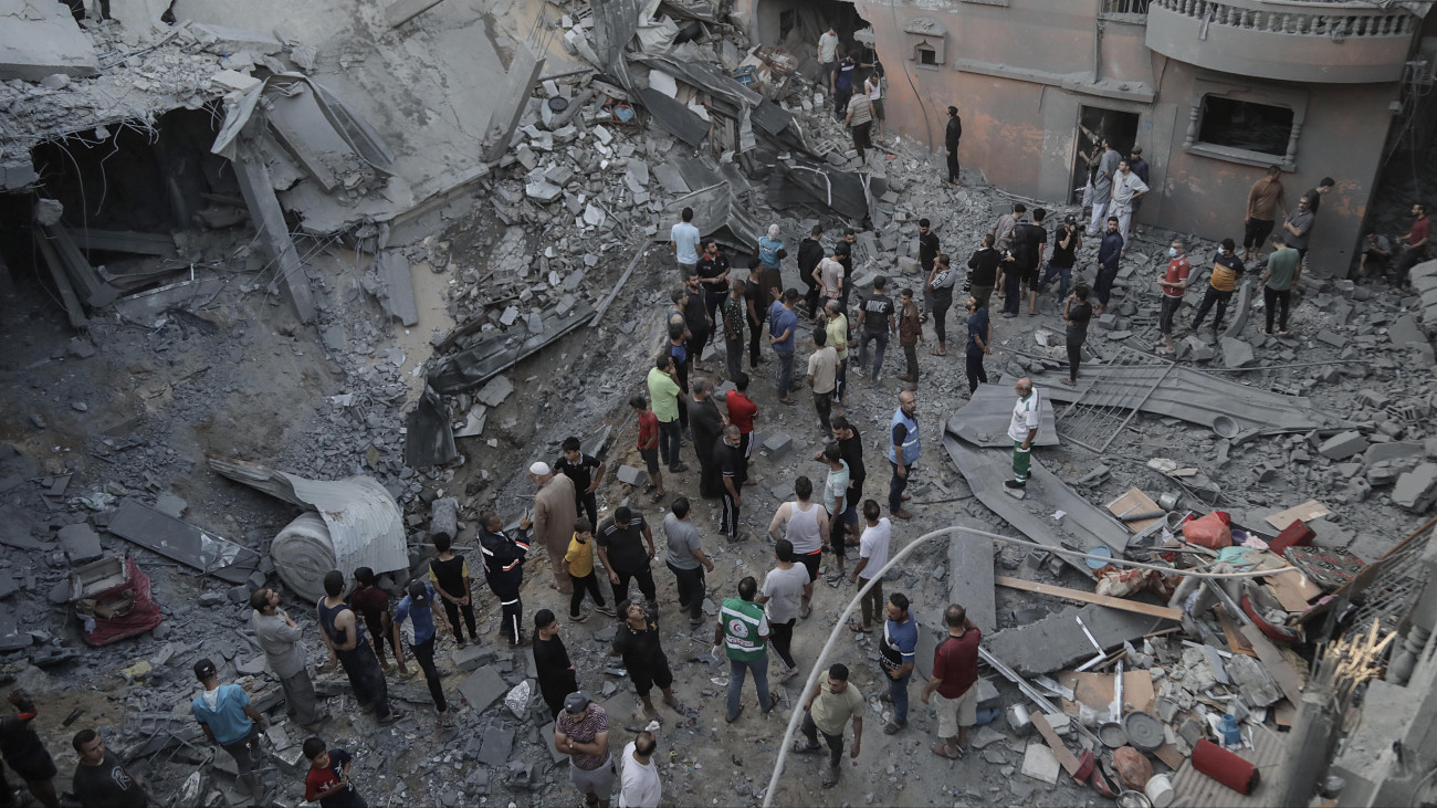 Izraeli légitámadásban összedőlt ház romjai között keresnek túlélőket palesztinok a Gázai övezet déli részén fekvő Hán-Júnisz menekülttáborban 2023. október 19-én. A Gázai övezetet irányító Hamász palesztin iszlamista szervezet október 7-én többfrontos támadást indított Izrael ellen, ahol legalább 1400 ember életét vesztette. A Hamász elleni izraeli válaszcsapások több mint 3400 palesztin halálát okozták a Gázai övezetben.
