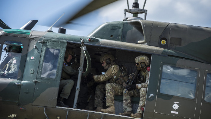 Lezuhant egy osztrák katonai helikopter, súlyos sérült is van - képek