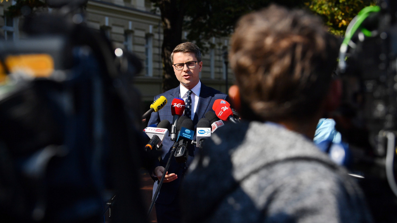 Piotr Müller lengyel kormányszóvivő (k) sajtótájékoztatót tart Varsóban 2021. szeptember 7-én, miután az Európai Bizottság pénzbüntetés kiszabását kérte Lengyelországra az Európai Bíróságtól, mindaddig, amíg a varsói vezetés nem függeszti fel a legfelsőbb bíróság fegyelmi kamarájának működését. Az Európai Unió Bírósága júliusi döntése szerint a bírói jogsértések kiküszöbölésére létrehozott lengyel fegyelmi kamara nem egyeztethető össze az uniós joggal, továbbá veszélyezteti az igazságszolgáltatás függetlenségét.