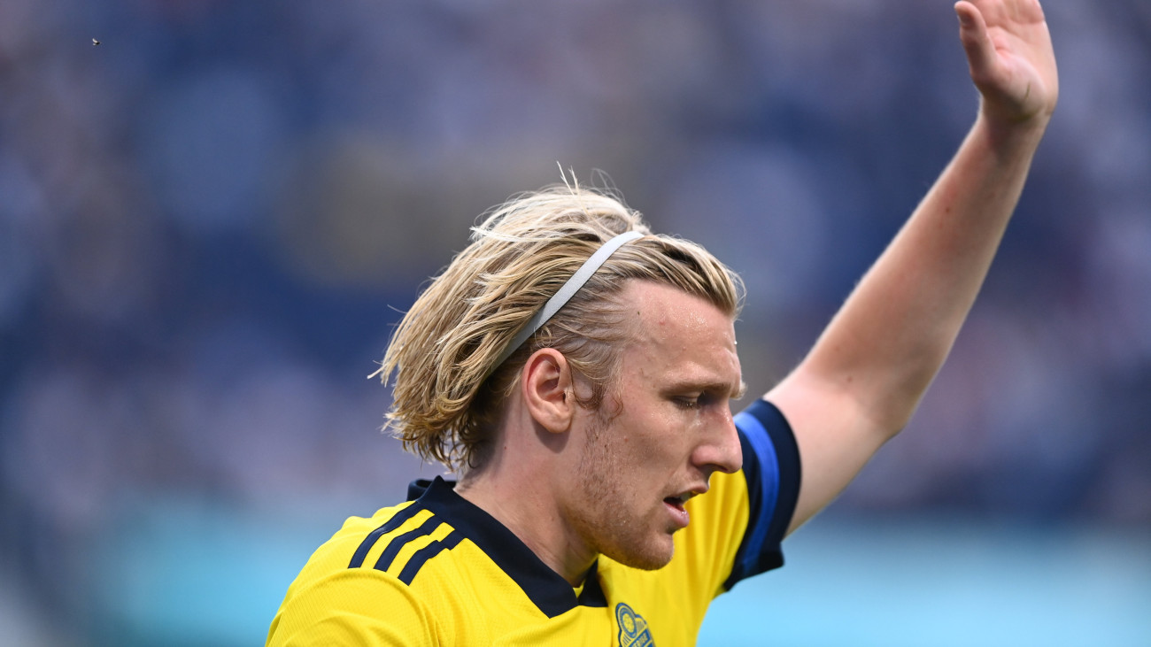 A svéd Emil Forsberg ünnepel, miután belőtte második gólját a koronavírus-járvány miatt 2021-re halasztott 2020-as labdarúgó Európa-bajnokság E csoportjának harmadik fordulójában játszott Svédország-Lengyelország mérkőzésen Szentpéterváron 2021. június 23-án.