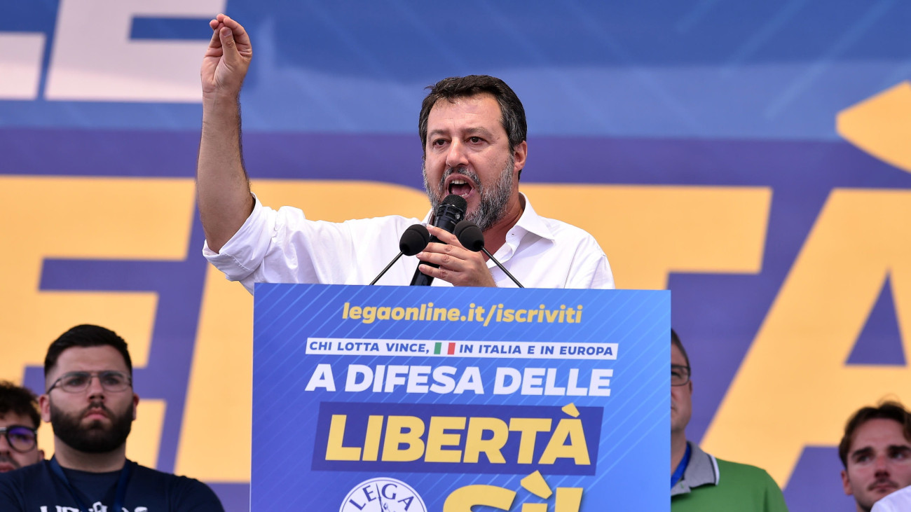 Matteo Salvini olasz miniszterelnök-helyettes, a kikötőkért is felelős infrastrukturális miniszter, a Liga elnöke pártjának nagygyűlésén Pontidában 2023. szeptember 17-én.