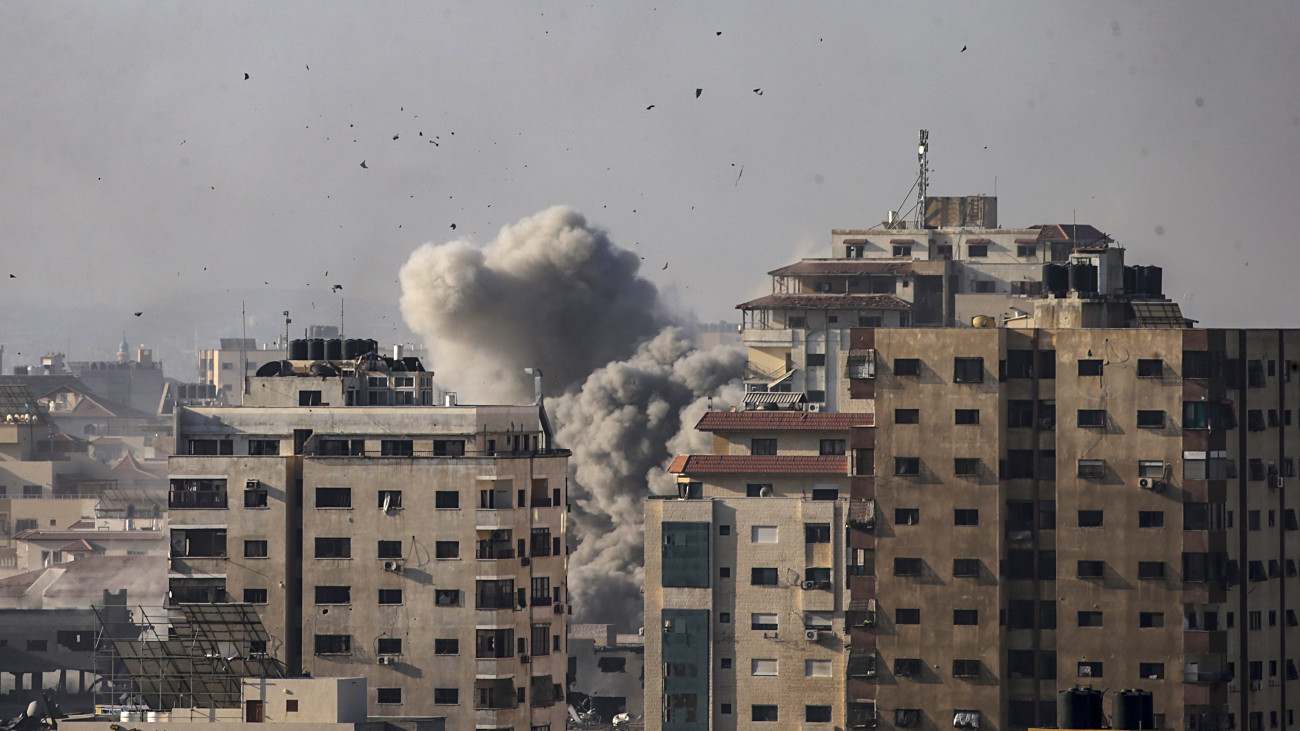 Füst tör a magasba egy izraeli légitámadás után a Gázai övezet dél részén 2023. október 20-án. A Gázai övezetet irányító Hamász palesztin iszlamista szervezet október 7-én többfrontos támadást indított Izrael ellen, ahol legalább 1400 ember életét vesztette. A Hamász elleni izraeli válaszcsapások több mint 3400 palesztin halálát okozták a Gázai övezetben.