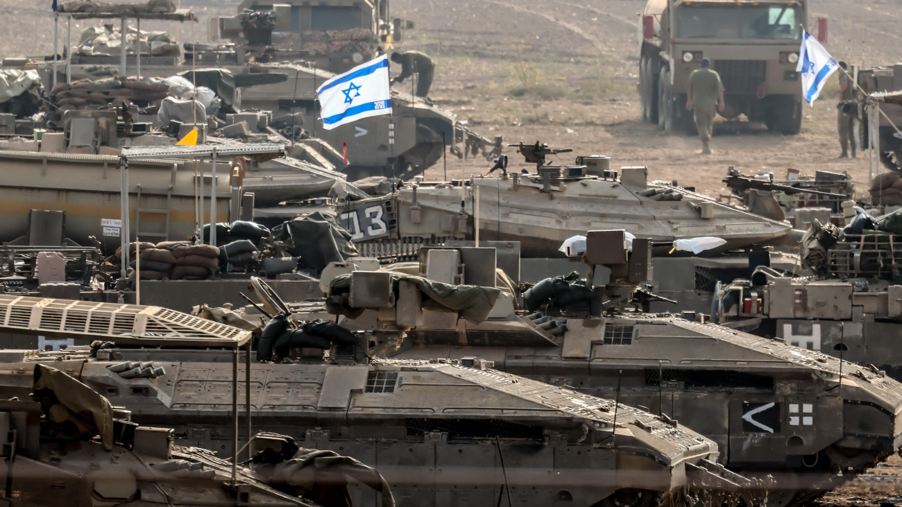 A szárazföldi hadműveletre készülő izraeli hadsereg harcjárművei a Gázai övezet határának térségében, Dél-Izraelben 2023. október 23-án. A Hamász október 7-én többfrontos támadást indított Izrael ellen, ahol meggyilkoltak több mint 1400 embert, háromezret megsebesítettek, körülbelül 200 embert elraboltak és túszként tartanak fogva. A gázai egészségügyi minisztérium közlése szerint a Hamász elleni izraeli válaszcsapások palesztin halálos áldozatainak száma 4651-re emelkedett, a sebesülteké pedig meghaladja a 14 ezret a Gázai övezetben.