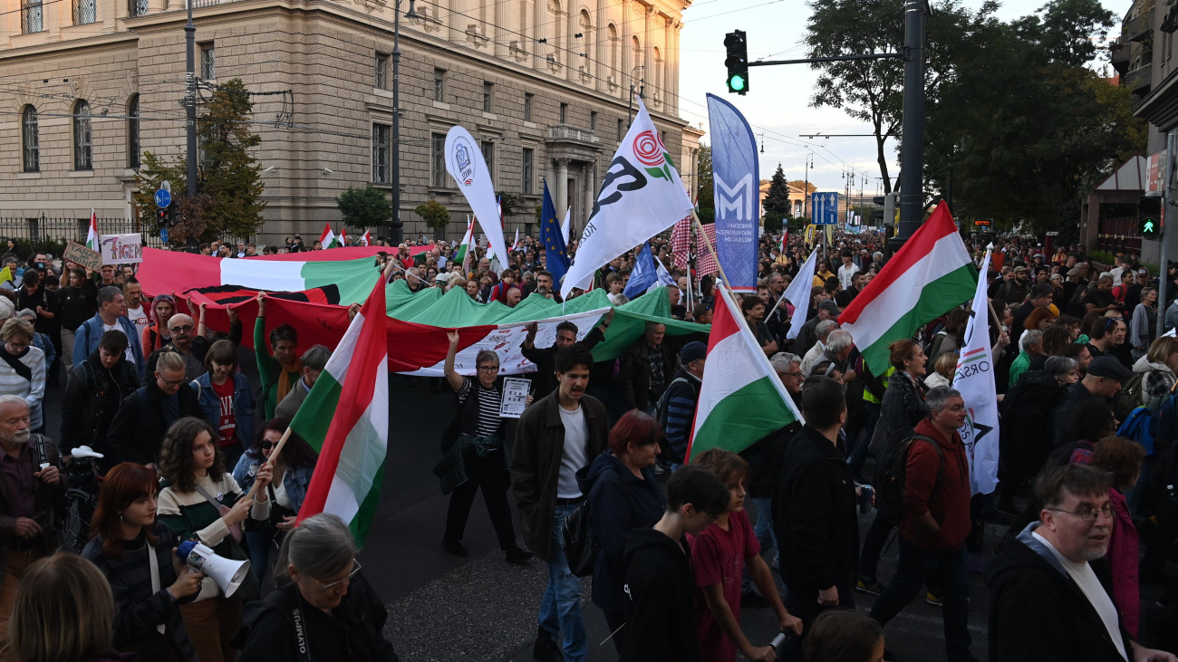 Résztvevők vonulnak a fővárosi önkormányzat és civil szervezetek, az 1956-os forradalom és szabadságharc emléknapján Szabadság! Érted. címmel tartott budapesti ünnepi demonstrációján 2023. október 23-án.