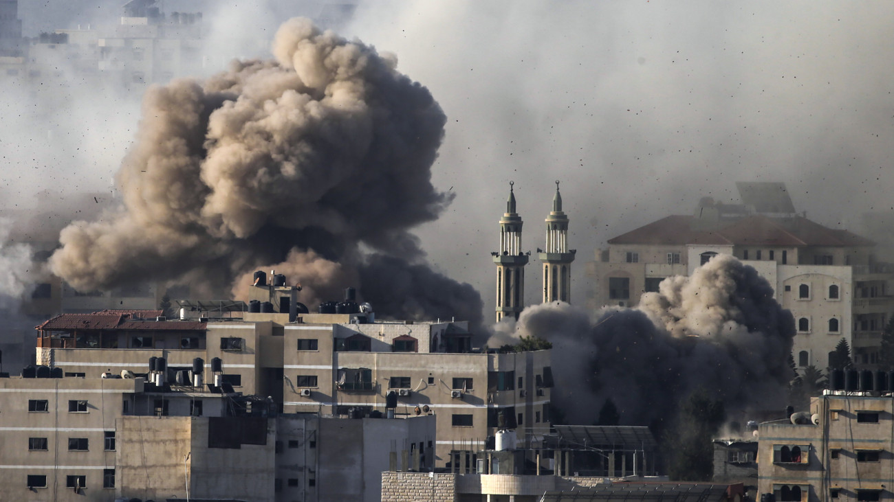 Gáza, 2023. október 20.Füst tör a magasba egy izraeli légitámadás után a Gázai övezet dél részén 2023. október 20-án. A Gázai övezetet irányító Hamász palesztin iszlamista szervezet október 7-én többfrontos támadást indított Izrael ellen, ahol legalább 1400 ember életét vesztette. A Hamász elleni izraeli válaszcsapások több mint 3400 palesztin halálát okozták a Gázai övezetben.